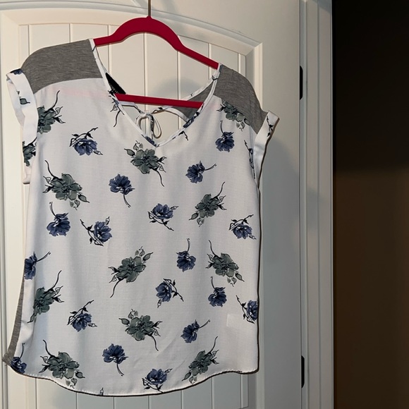 Fortune and Ivy “Cheylee” Tie Back Mixed Media blouse. Size Small - Picture 2 of 5